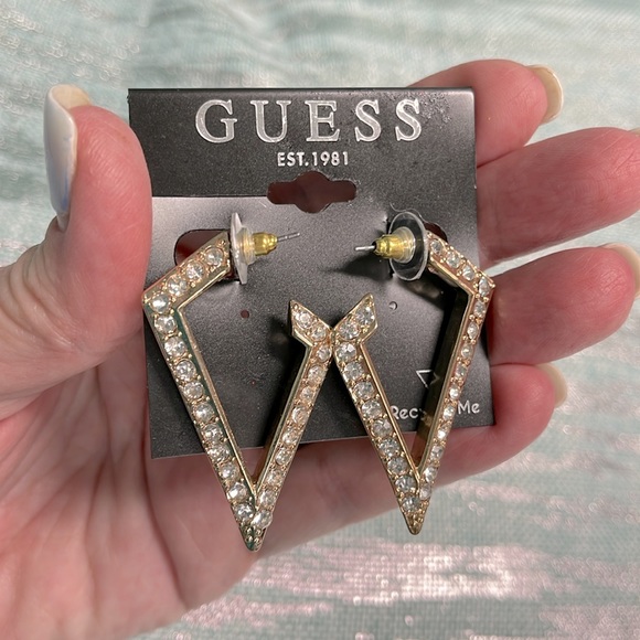 BNWT GUESS V SHAPED CRYSTAL BEZEL SET HOOP EARRINGS IN A GOLD TONE METAL POSTS - Picture 2 of 8